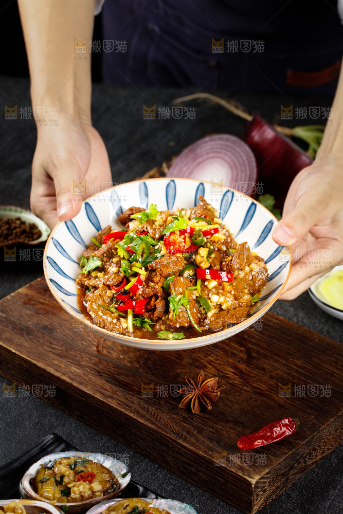 手里端着一盘凉拌酱牛肉
