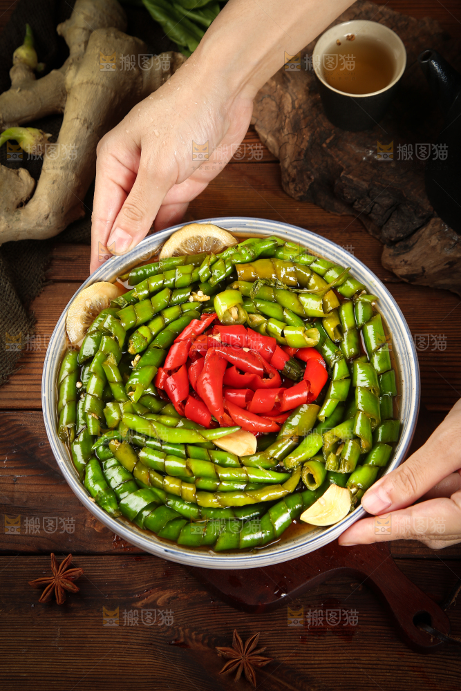 手里拿着一盘腌辣椒