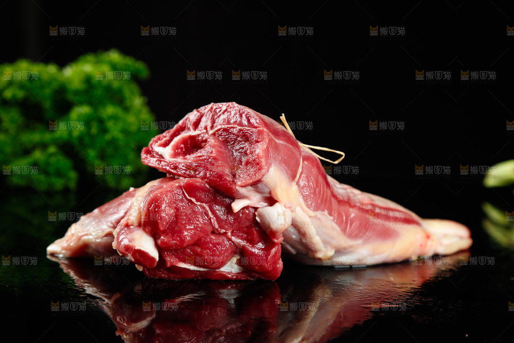 黑底上放着新鲜牛腱子肉