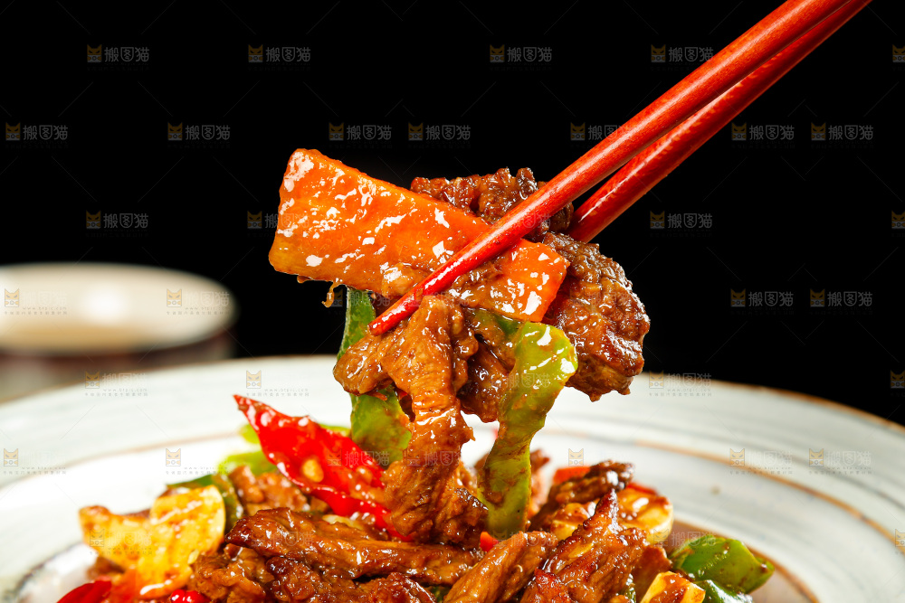 筷子上夹着炒牛肉