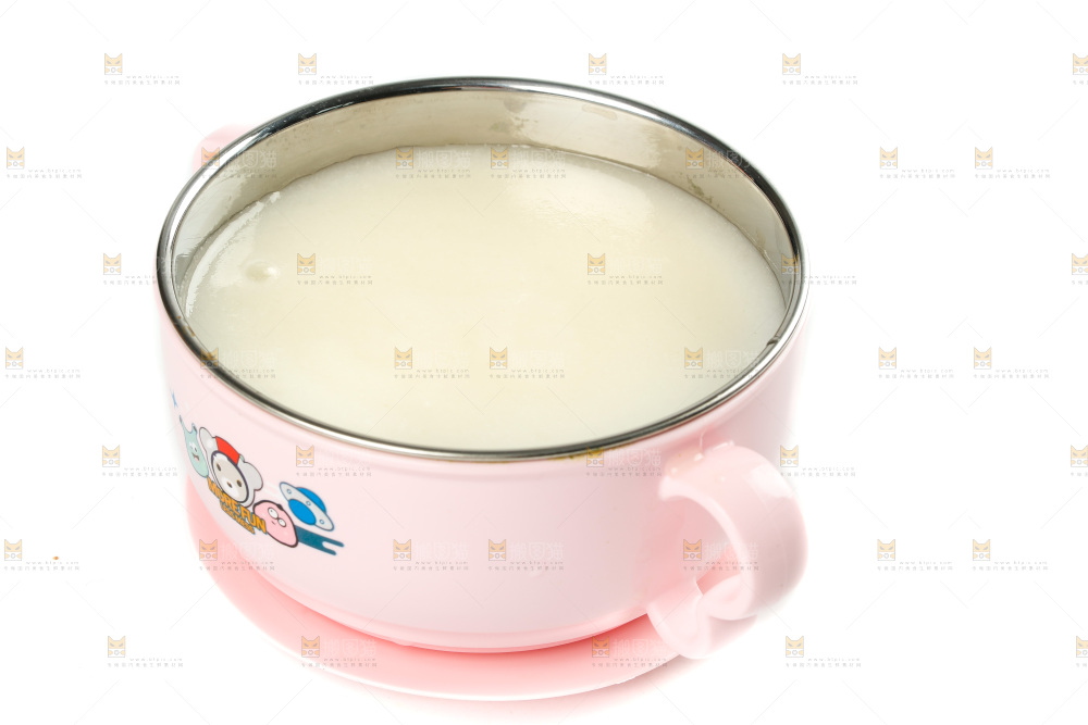 白底上摆放着一碗宝宝辅食米糊