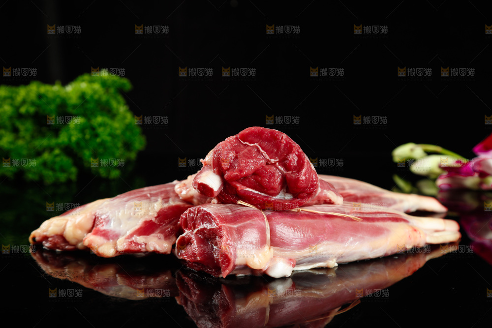 黑底上放着新鲜牛腱子肉