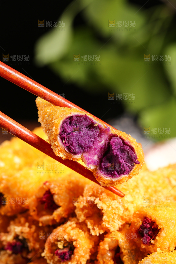 筷子上夹着紫薯卷