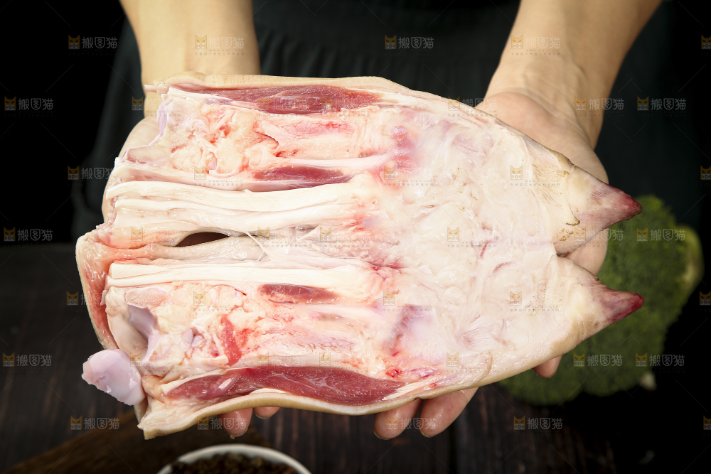 手里拿着猪蹄子