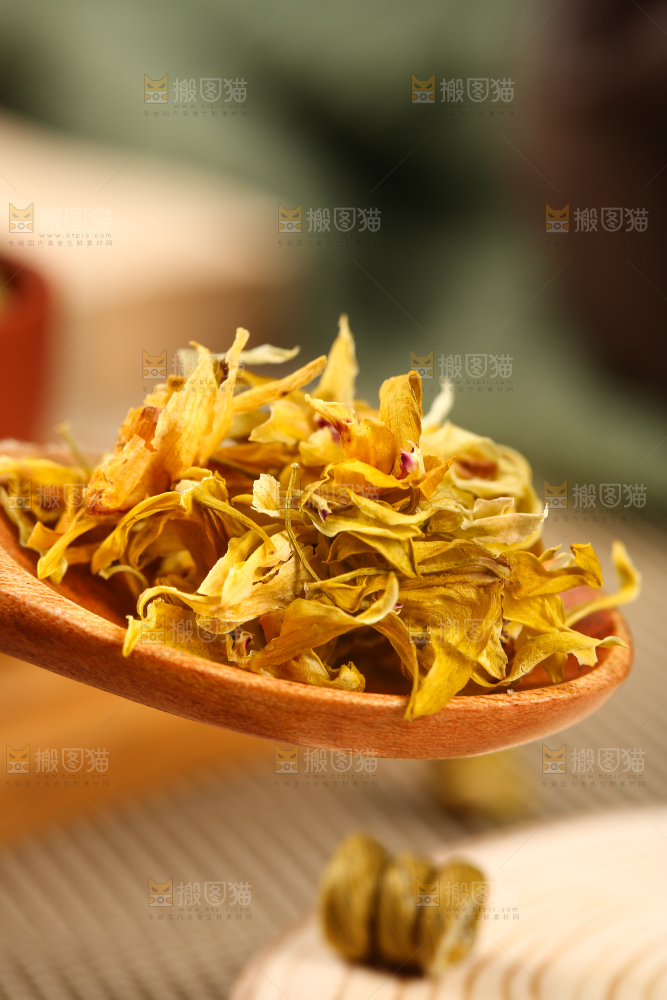 勺子里的铁皮石斛花