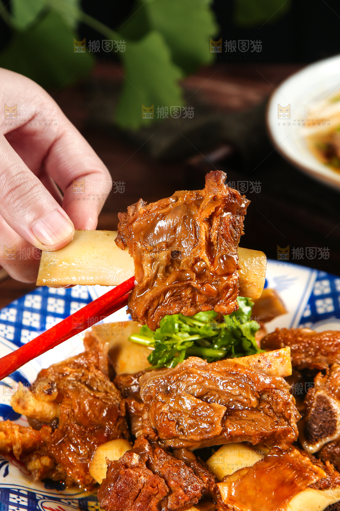 筷子上夹着红烧牛排骨