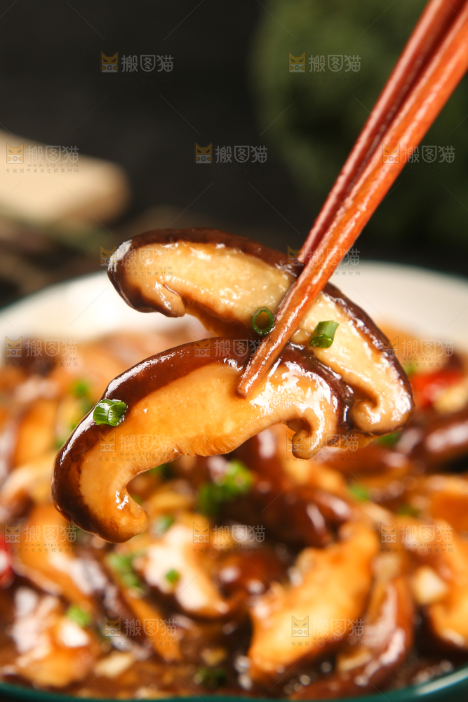 筷子上夹着香菇