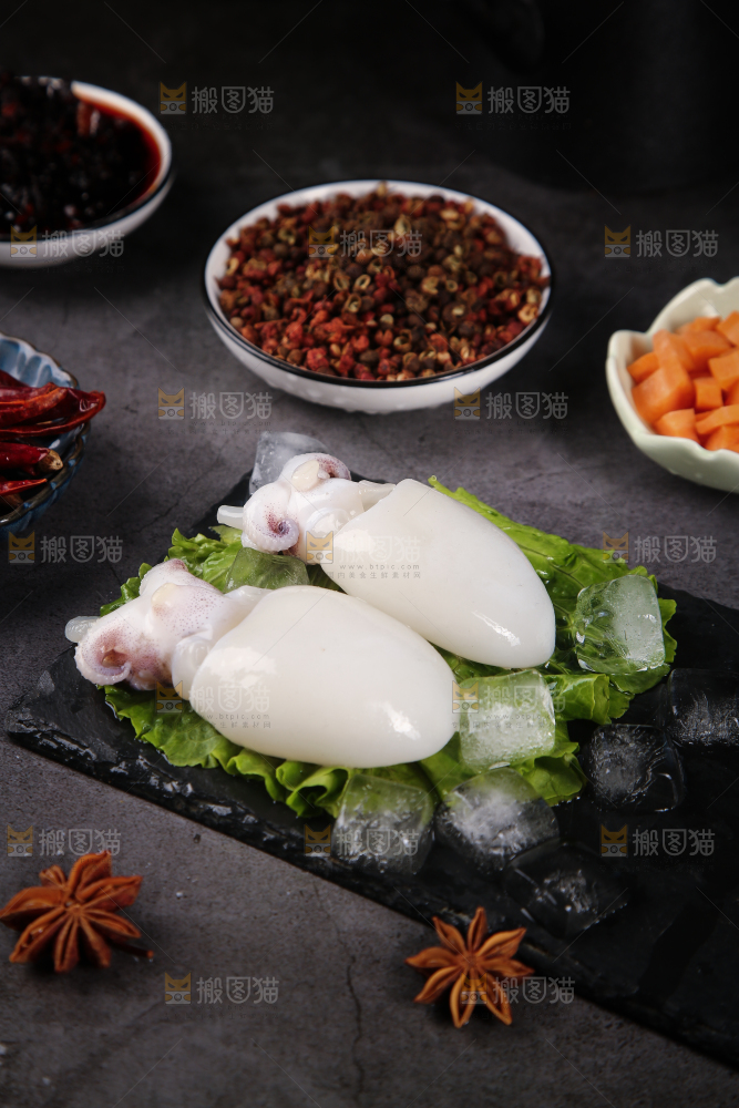 黑石板上的鲜冻墨鱼仔