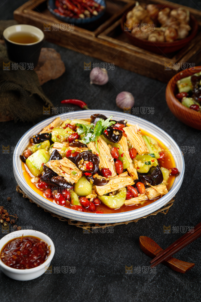 黑底上一盘开胃凉拌菜