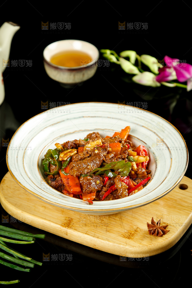 木板上放着一盘青椒烧牛肉