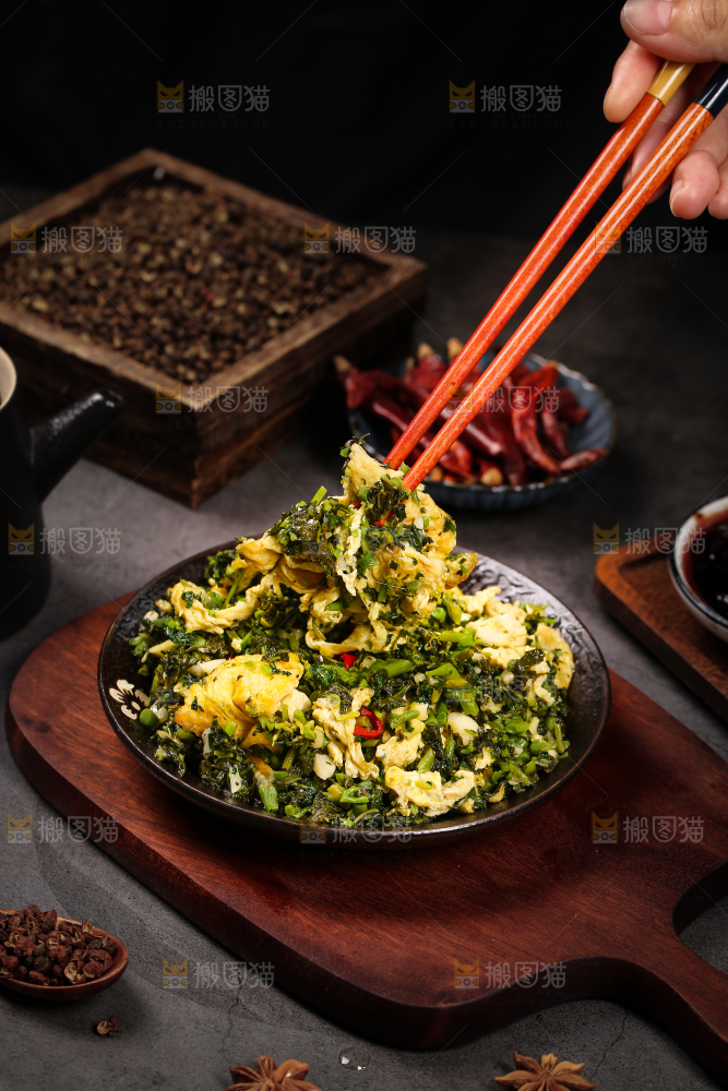 筷子上夹着鸡蛋炒白花菜