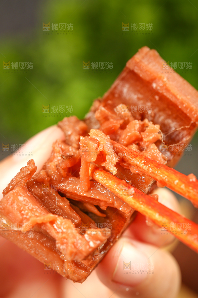 筷子上夹着煮熟的莲藕