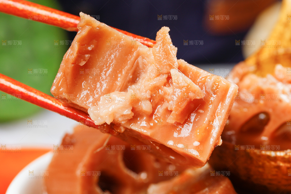 筷子上夹着粉藕