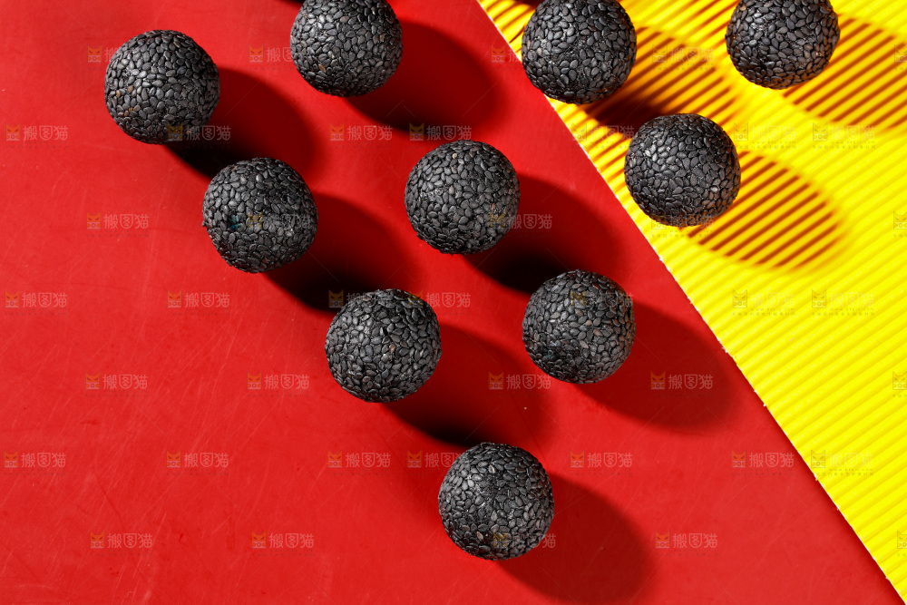 彩色底上摆放着黑芝麻丸
