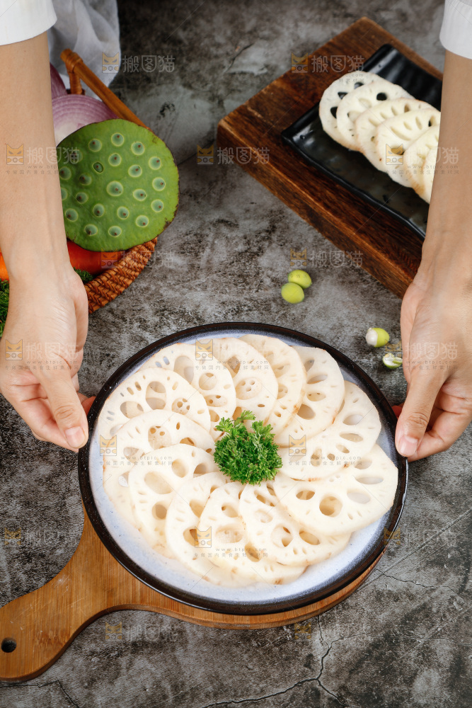 手里端着一盘洪湖莲藕