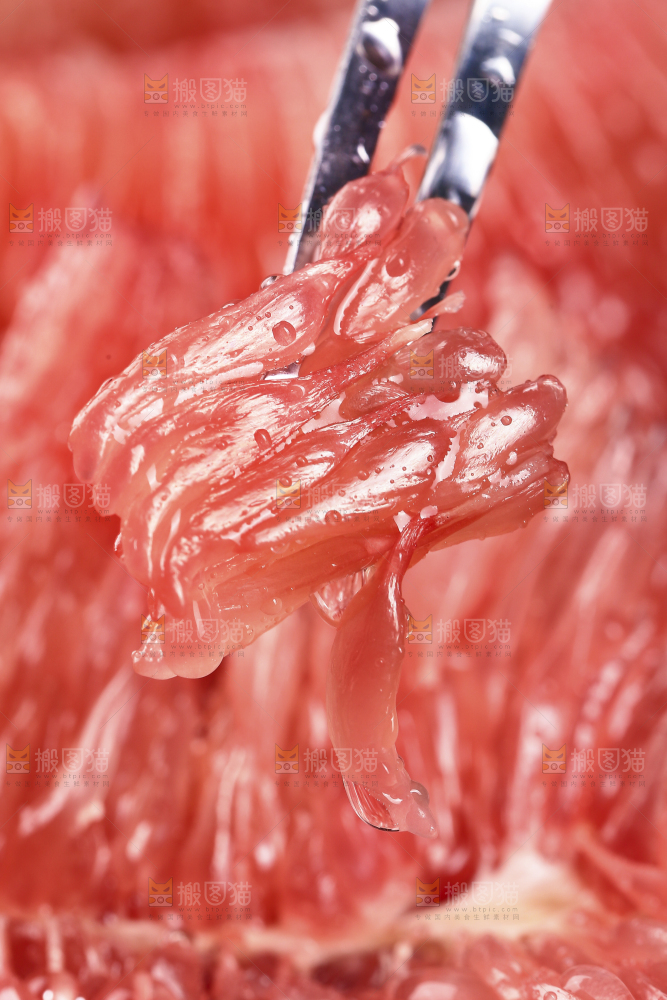 叉子上插着蜜柚果肉