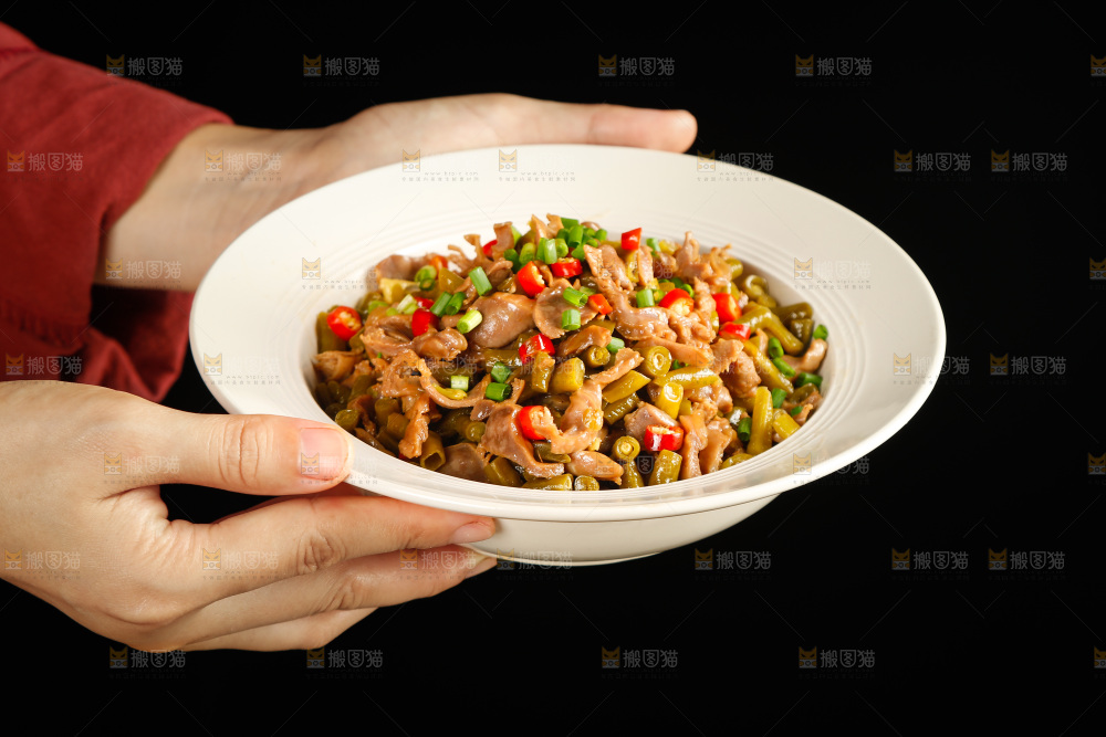 手里端着一盘酸辣鸡胗