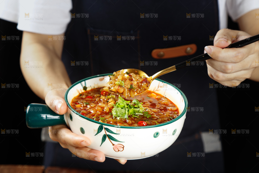 手里端着一碗酸辣漏鱼