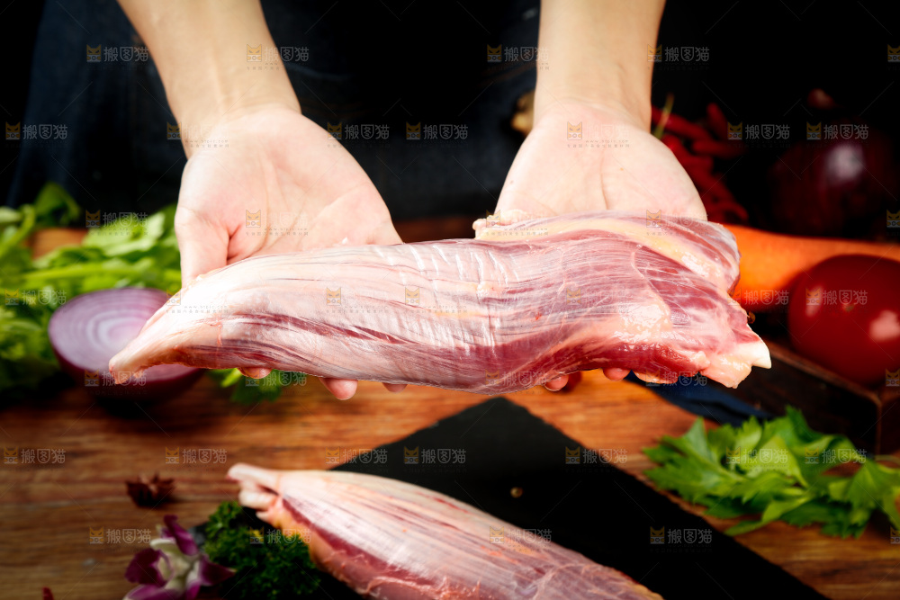 手里拿着黄牛腱子肉