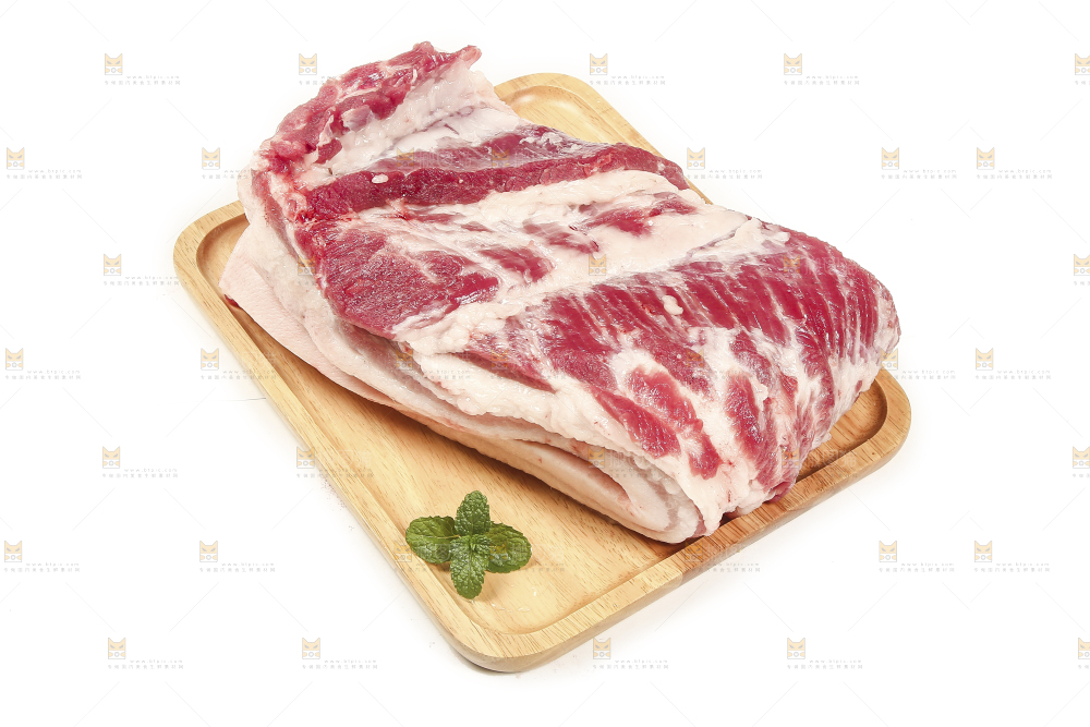 木盘里的土猪肉