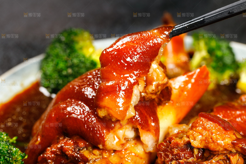 筷子上夹着酱肘子