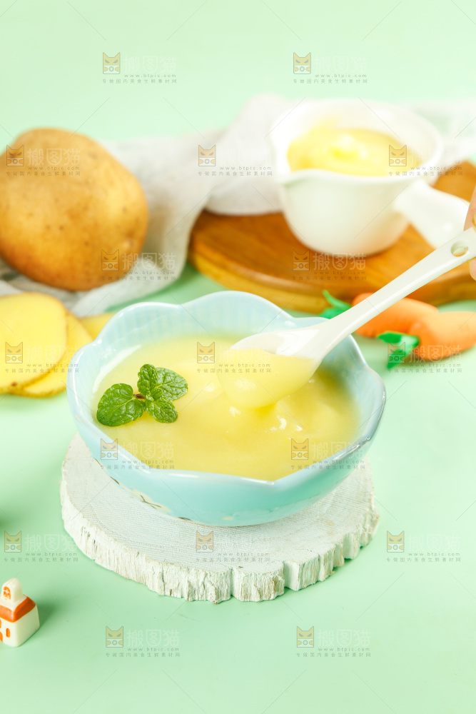 勺子上舀着土豆泥