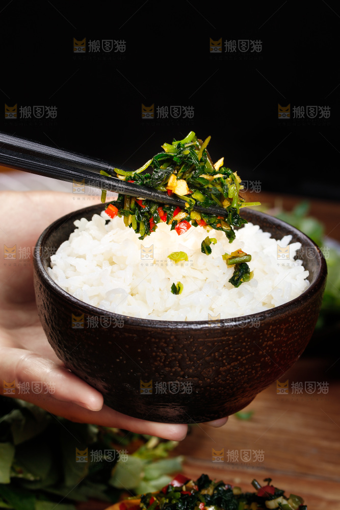 筷上夹着凉拌白花菜