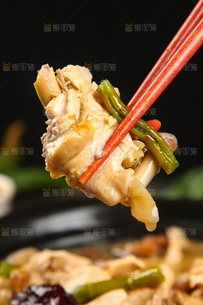 筷子上夹着鸡肉