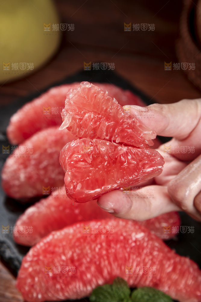 手里拿着红心蜜柚果肉