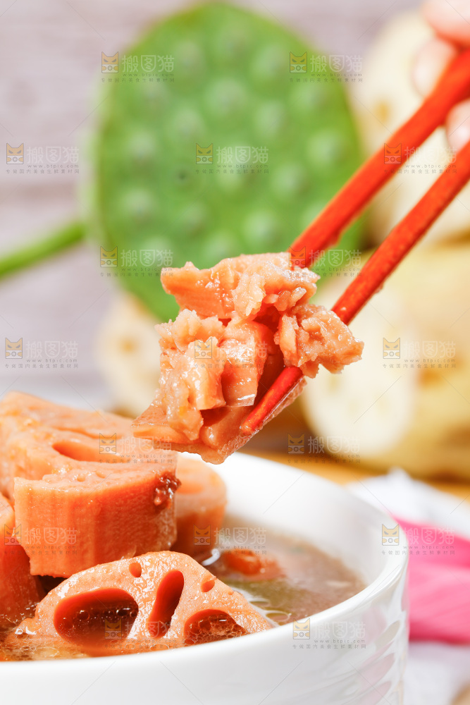 筷子上夹着粉藕