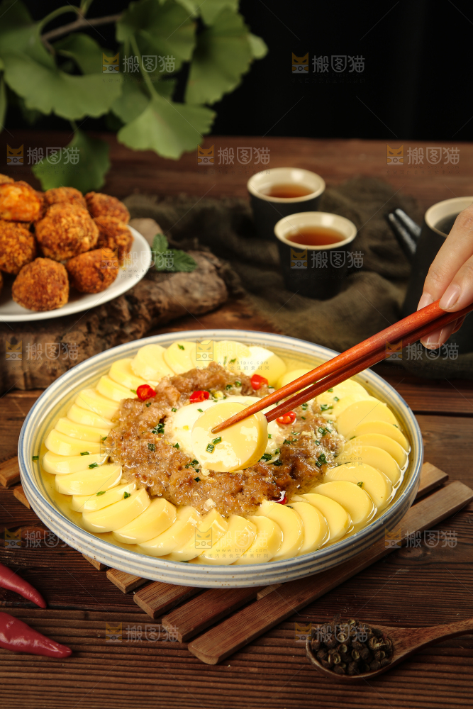 筷子上夹着鸡蛋豆腐