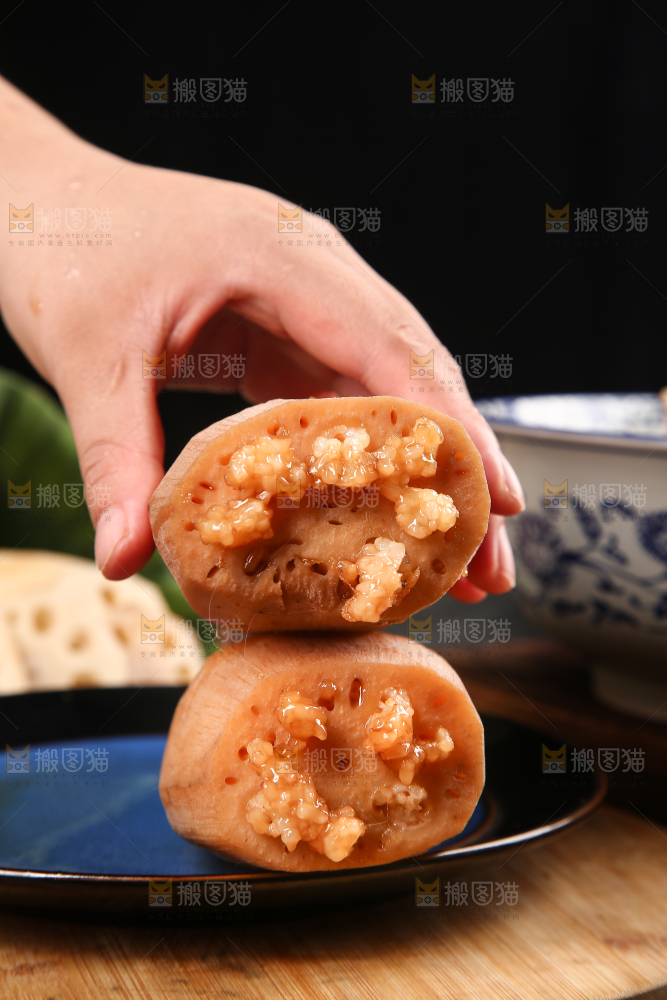 手里拿着糯米莲藕