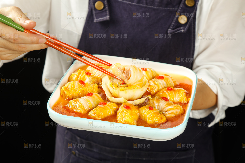 手里端着一盘娃娃菜酿肉