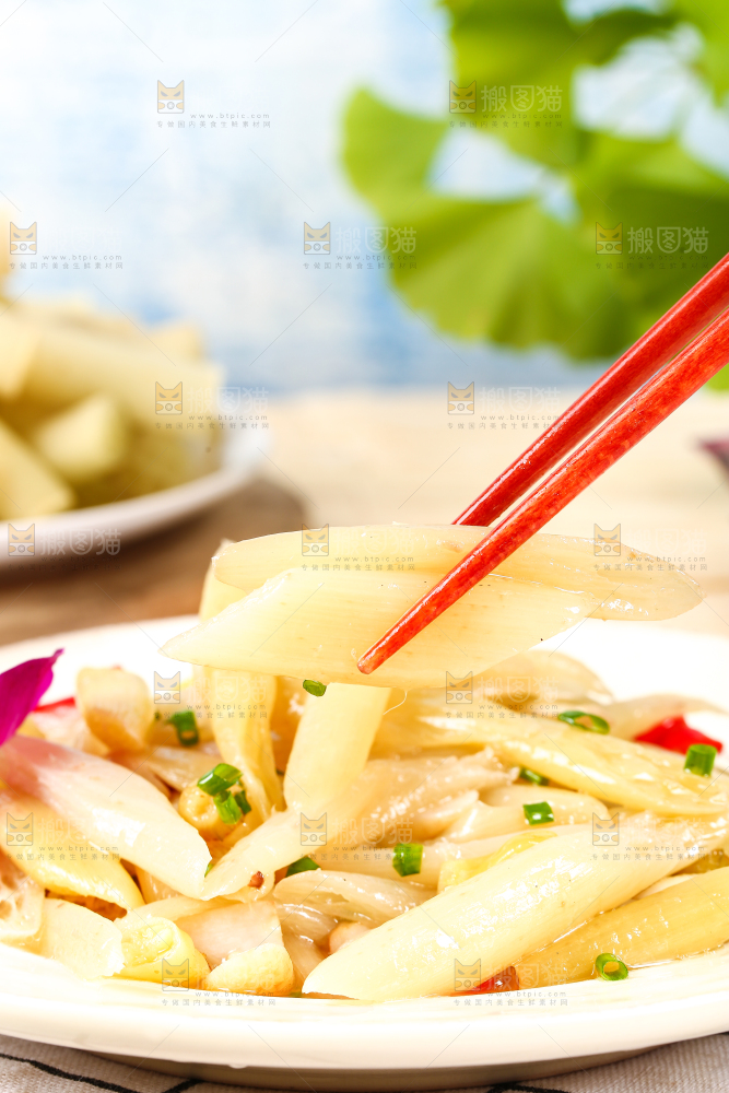 筷子上夹着酸辣藕带