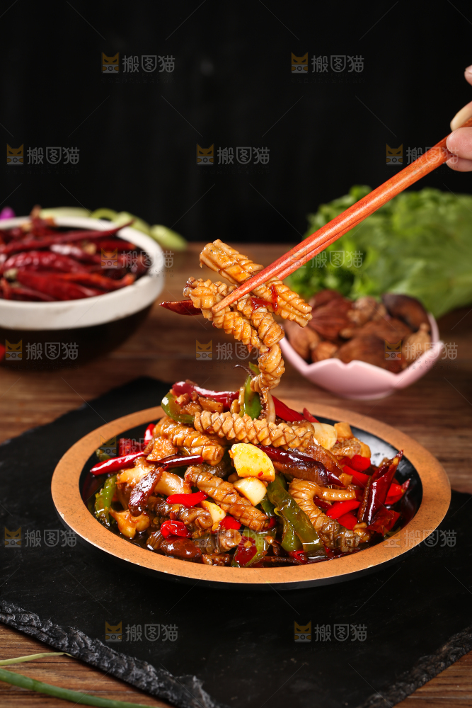 筷子上夹着辣椒炒鱿鱼