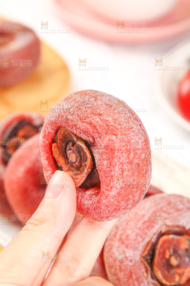 手里拿着柿子饼