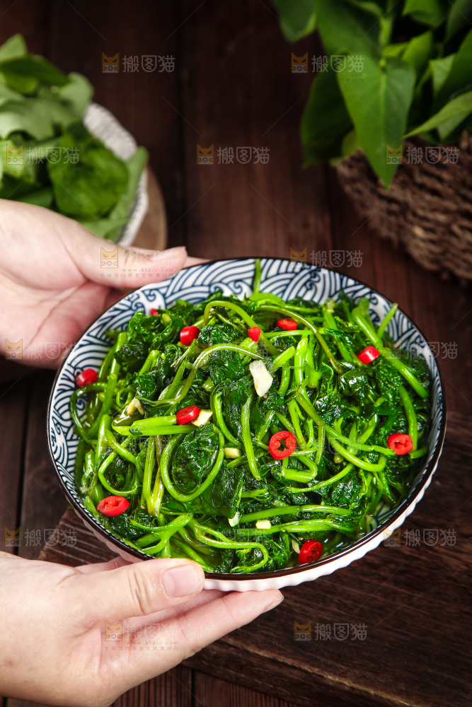 手里端着一盘炝炒苕尖