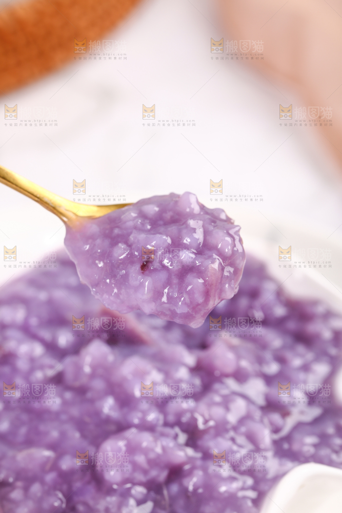 勺子上舀着紫薯稀饭