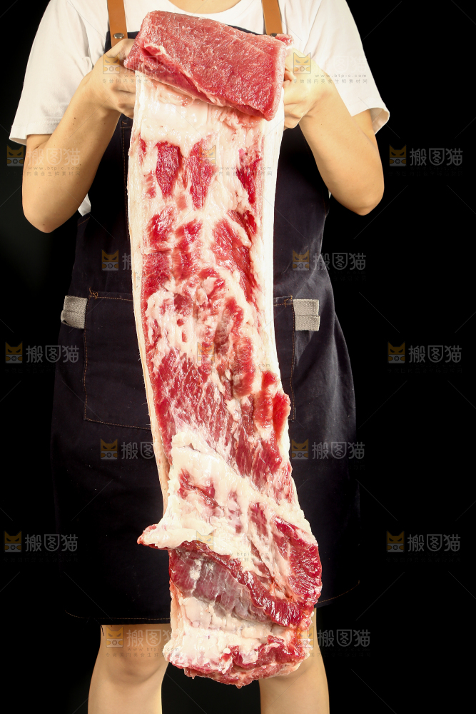 手里拿着新鲜猪肉