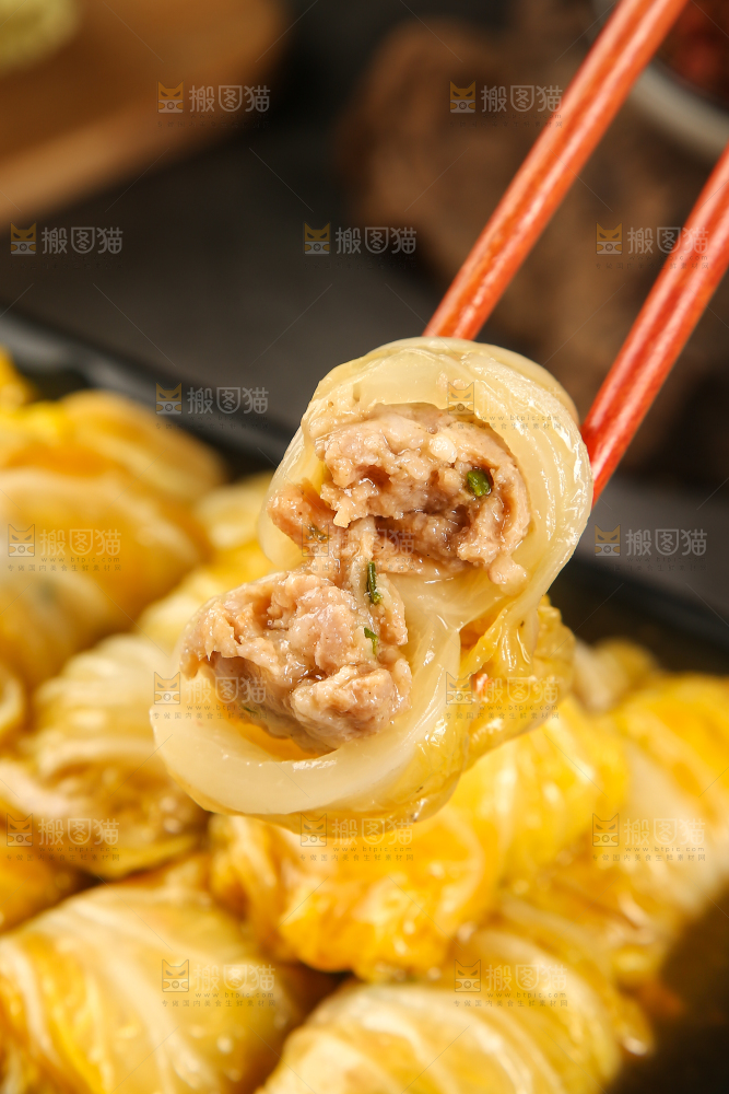 筷子上夹着娃娃菜卷肉