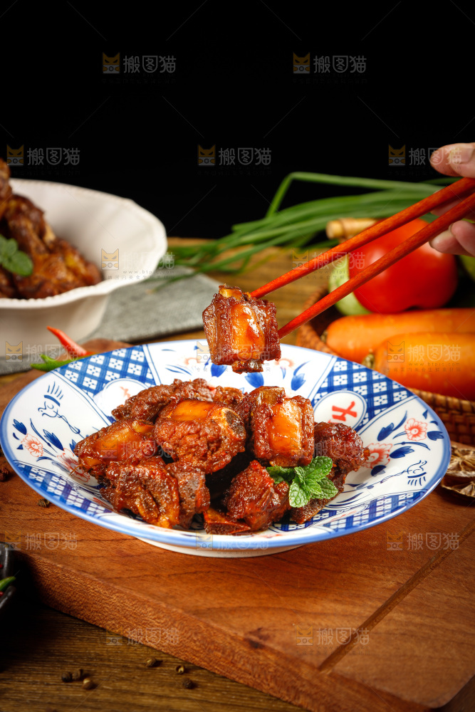 筷子上夹着红烧排骨