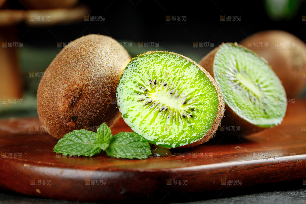 木板上放着绿心猕猴桃