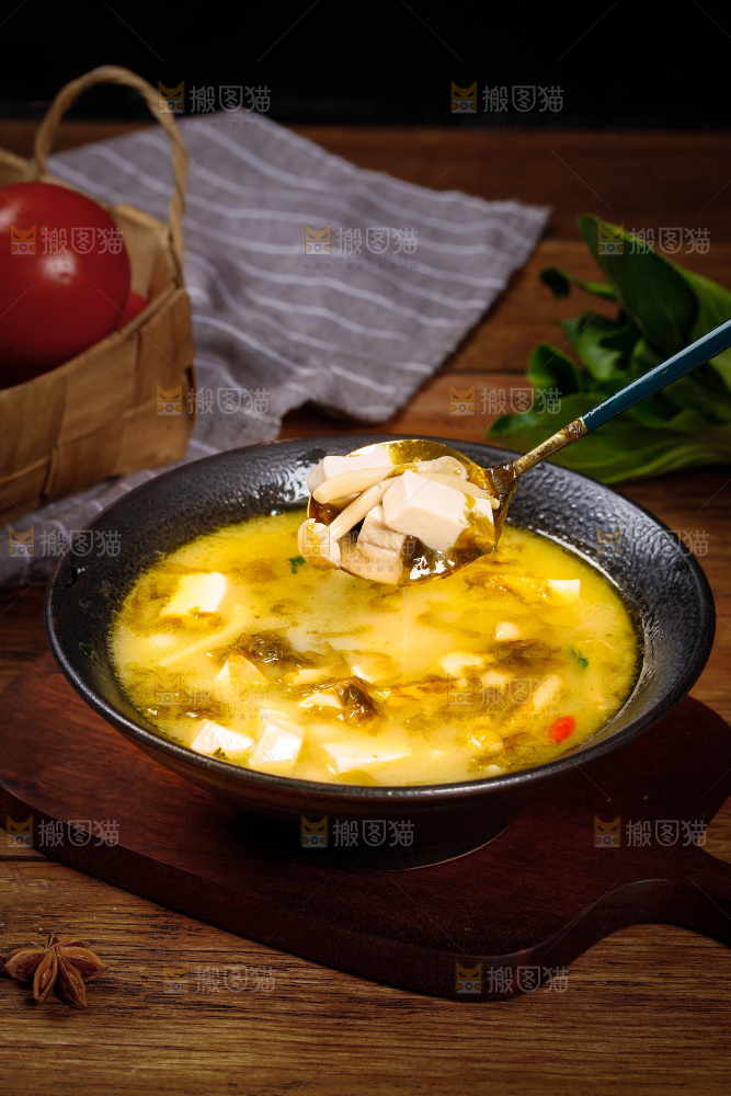 勺子上挖着豆腐白玉菇