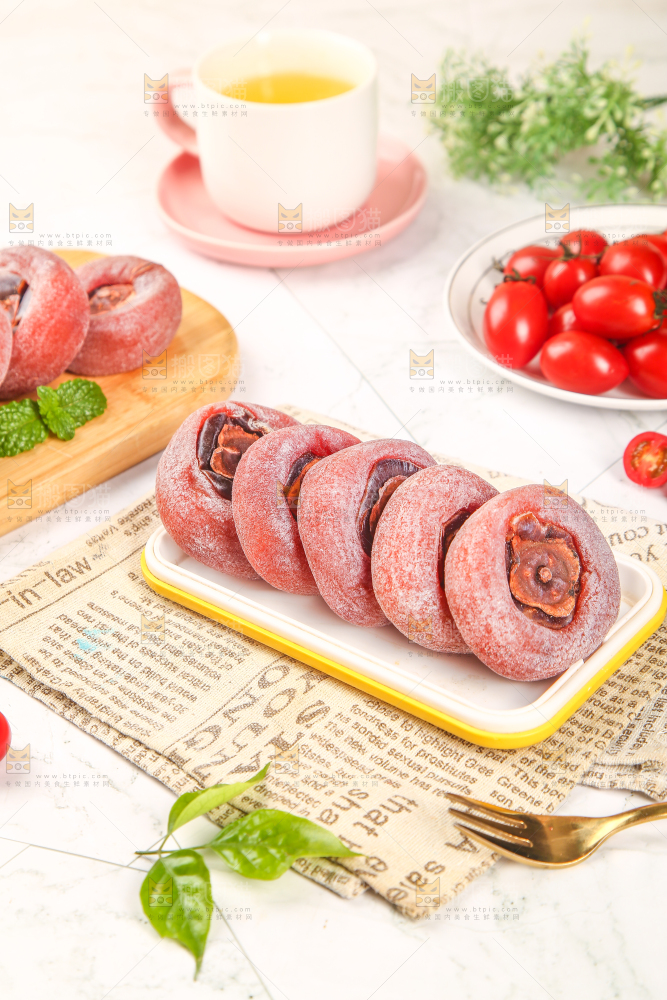 浅底上摆放着圆柿饼