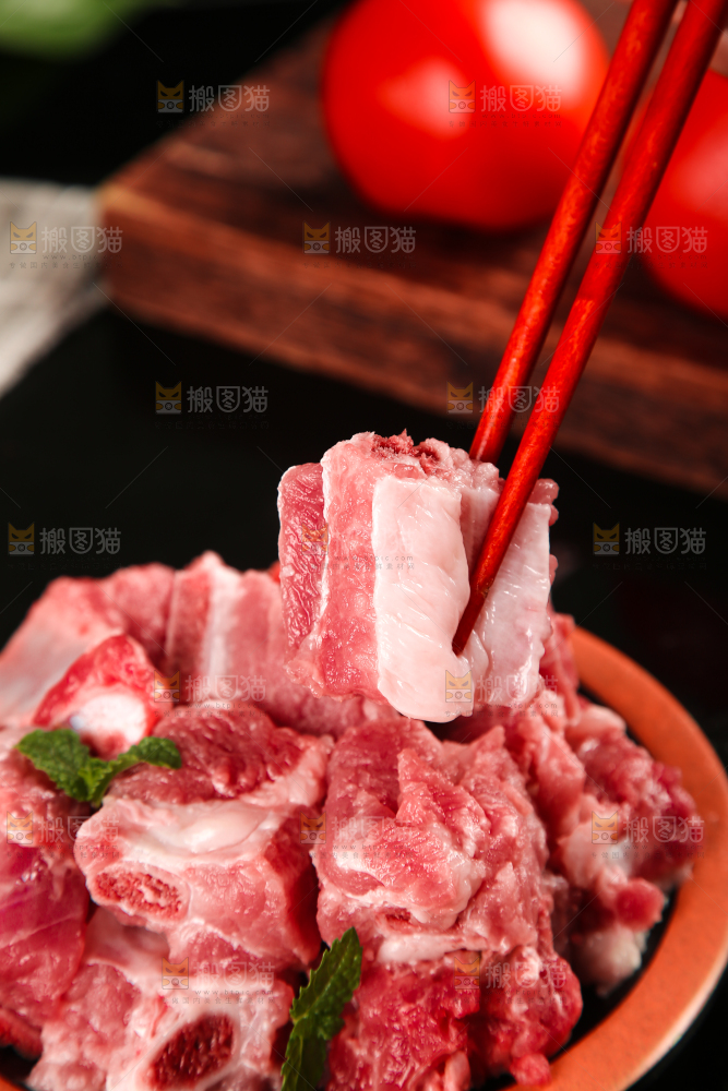 筷子上夹着排骨