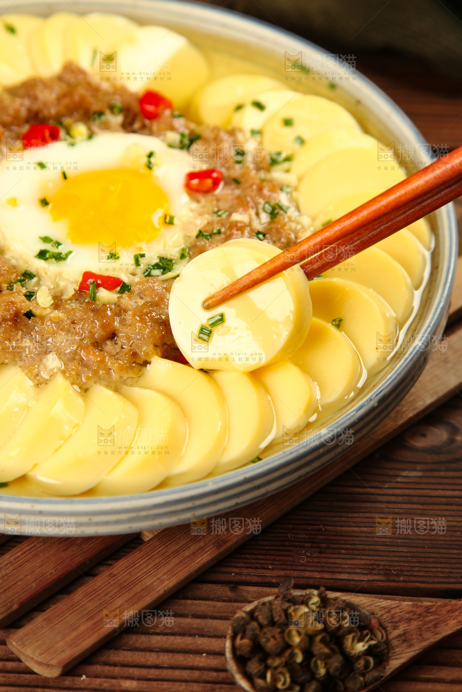 筷子上夹着鸡蛋豆腐
