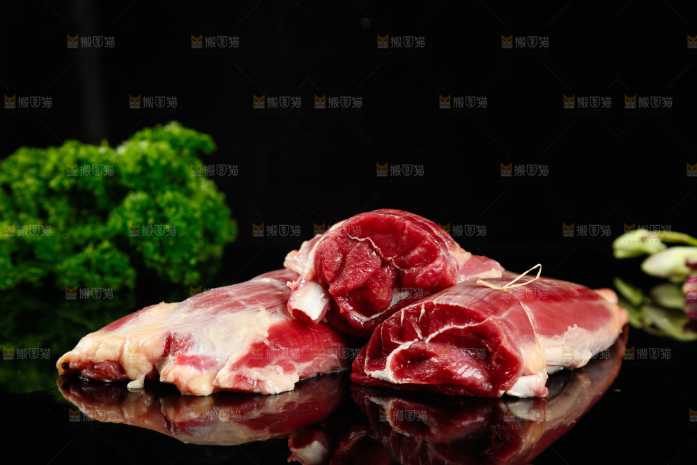黑底上放着新鲜牛腱子肉