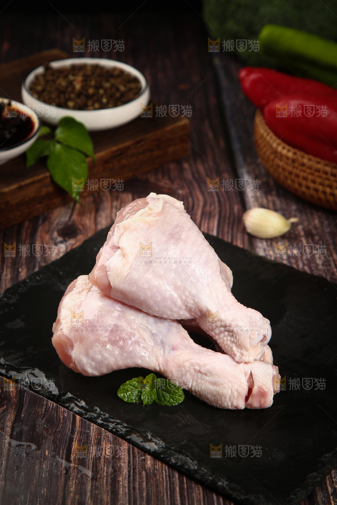 黑石板上放着生鸡腿