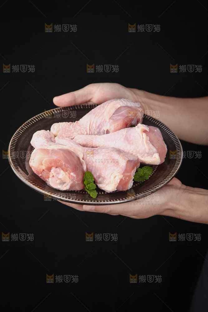手里端着一盘琵琶腿