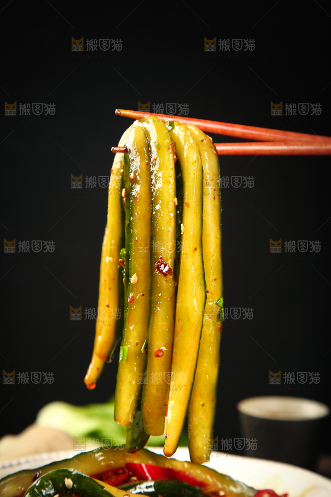 筷子上夹着腌制黄瓜条